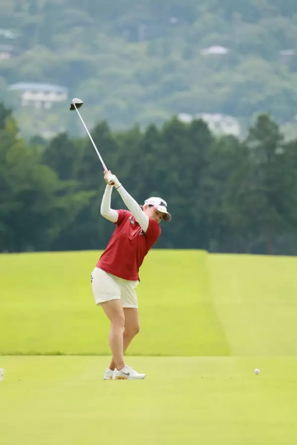 勝みなみのドライバースイング（後方）連続写真【CATレディス2022】