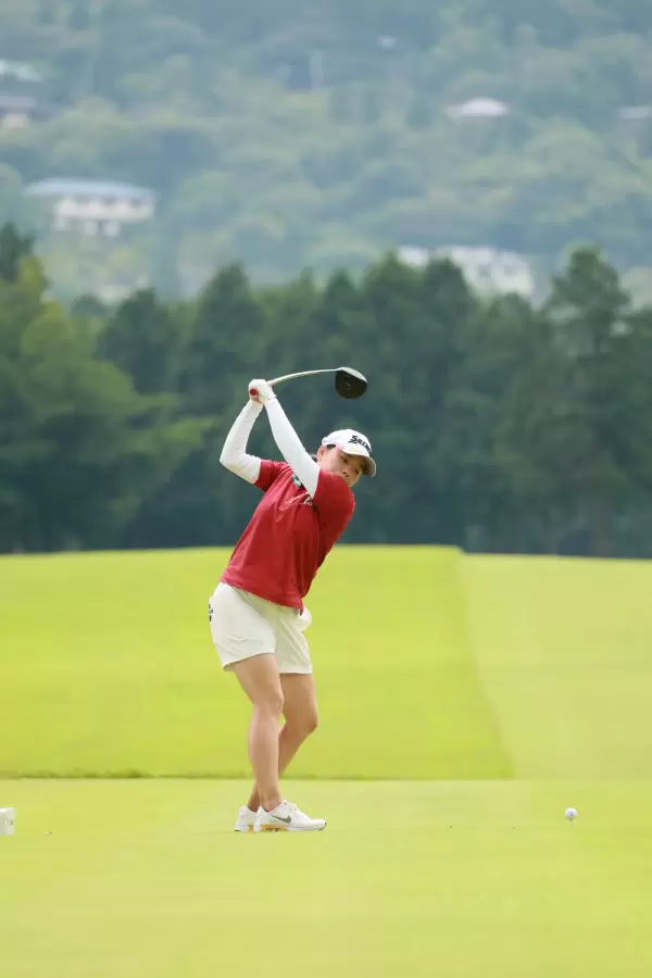 勝みなみのドライバースイング（後方）連続写真【CATレディス2022】