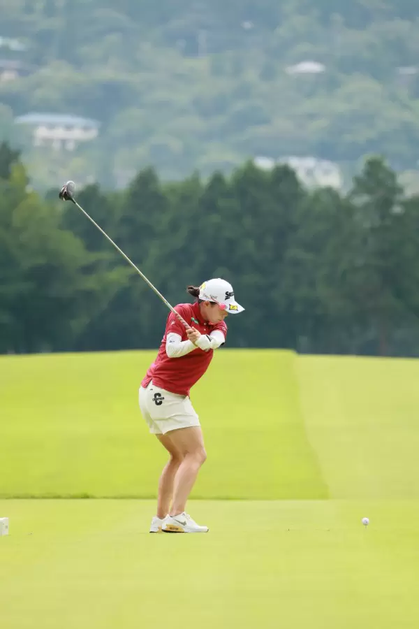 勝みなみのドライバースイング（後方）連続写真【CATレディス2022】