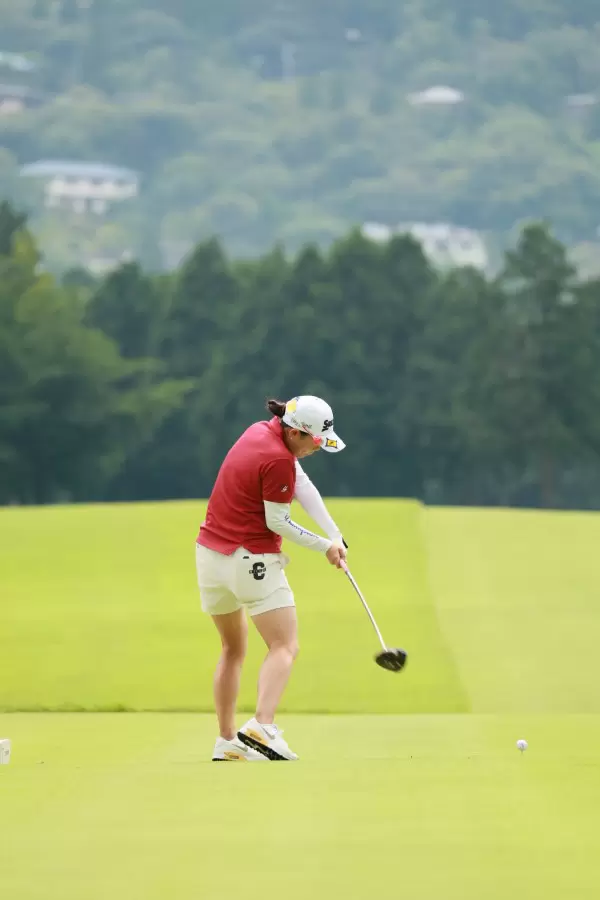 勝みなみのドライバースイング（後方）連続写真【CATレディス2022】