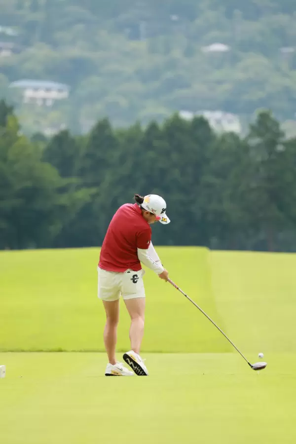 勝みなみのドライバースイング（後方）連続写真【CATレディス2022】