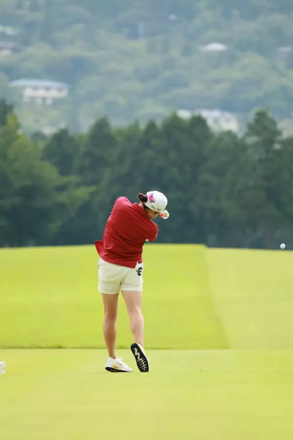 勝みなみのドライバースイング（後方）連続写真【CATレディス2022】