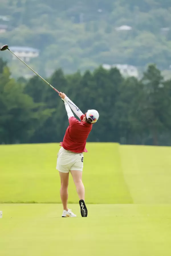 勝みなみのドライバースイング（後方）連続写真【CATレディス2022】