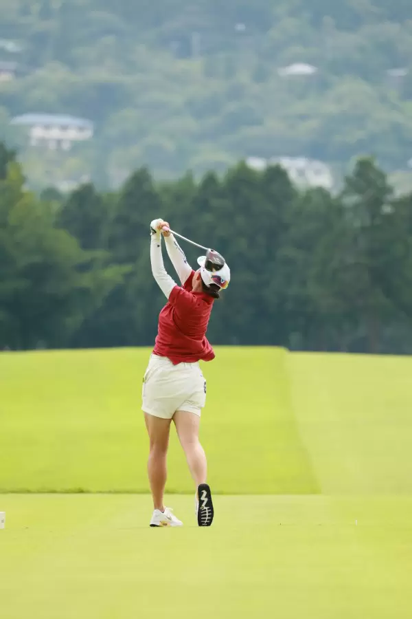 勝みなみのドライバースイング（後方）連続写真【CATレディス2022】