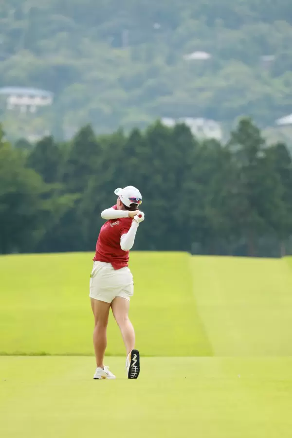 勝みなみのドライバースイング（後方）連続写真【CATレディス2022】