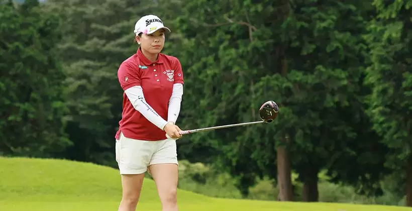 勝みなみのドライバースイング（後方）連続写真【CATレディス2022】