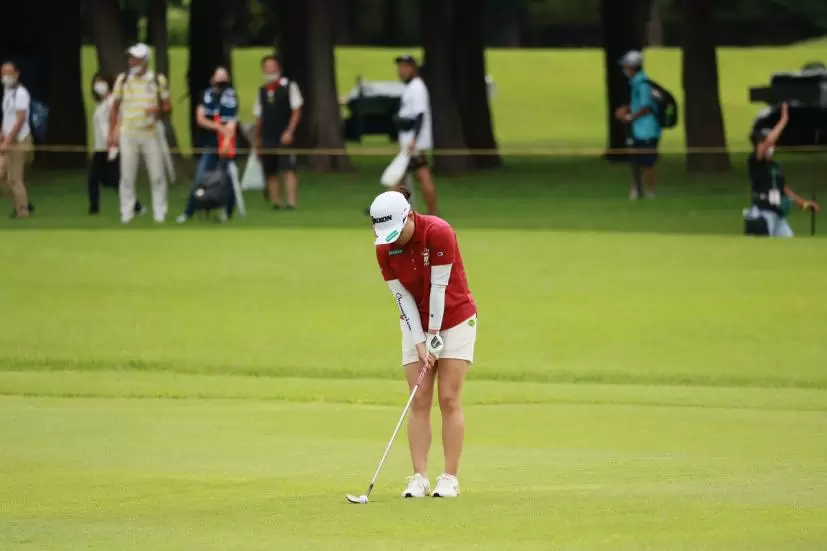 勝みなみのウェッジスイング（アプローチ）連続写真【CATレディス2022】