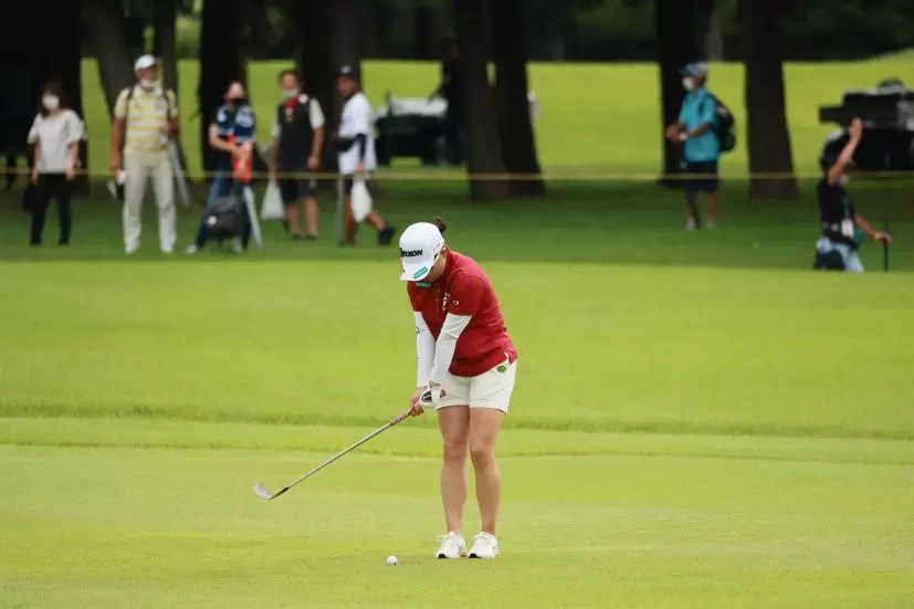 勝みなみのウェッジスイング（アプローチ）連続写真【CATレディス2022】