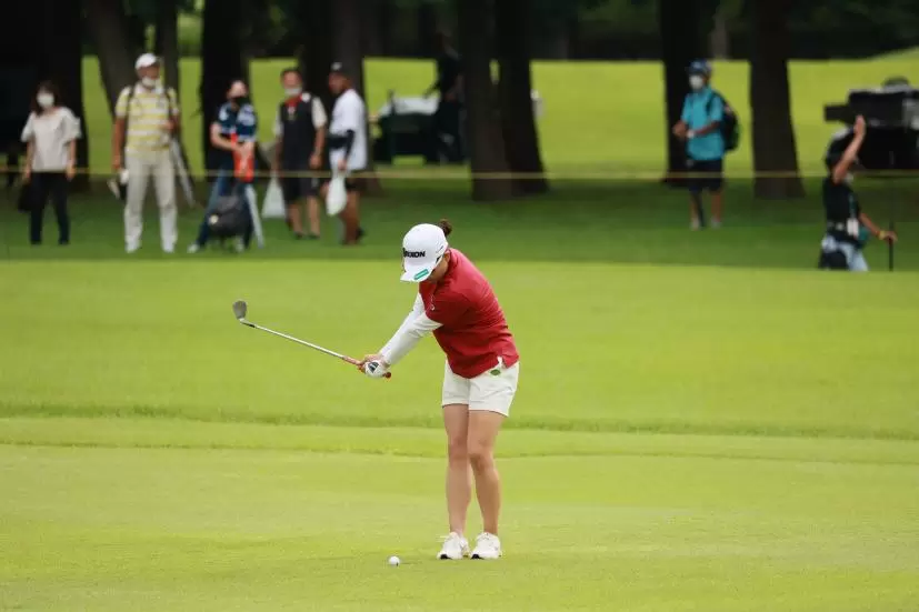 勝みなみのウェッジスイング（アプローチ）連続写真【CATレディス2022】