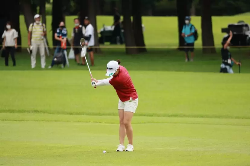 勝みなみのウェッジスイング（アプローチ）連続写真【CATレディス2022】