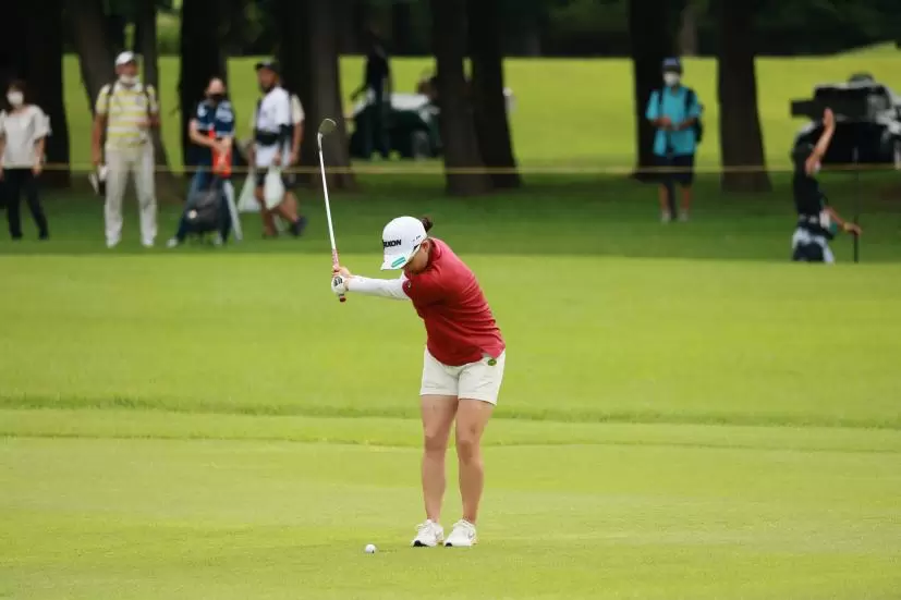 勝みなみのウェッジスイング（アプローチ）連続写真【CATレディス2022】