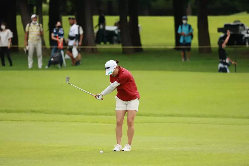 勝みなみのウェッジスイング（アプローチ）連続写真【CATレディス2022】