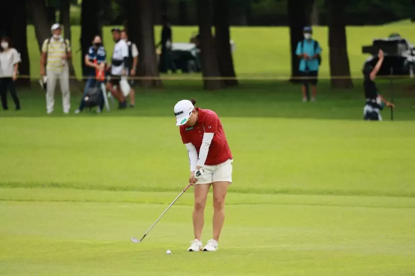 勝みなみのウェッジスイング（アプローチ）連続写真【CATレディス2022】
