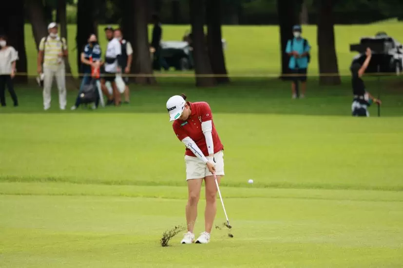 勝みなみのウェッジスイング（アプローチ）連続写真【CATレディス2022】