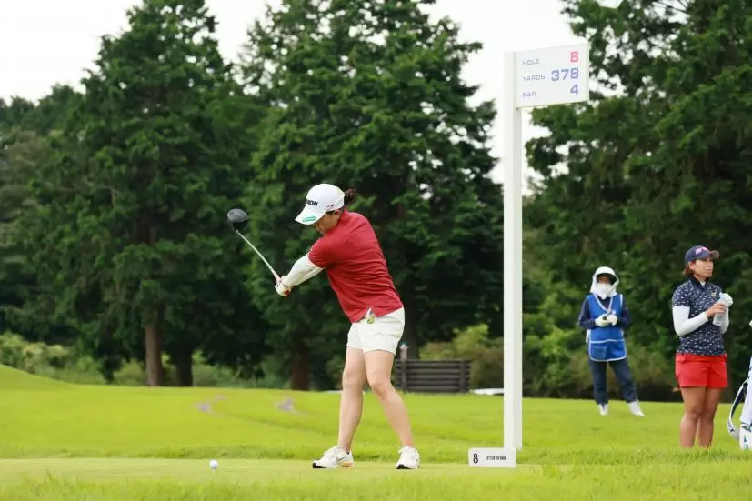 勝みなみのドライバースイング（斜め前方）連続写真【CATレディス2022】