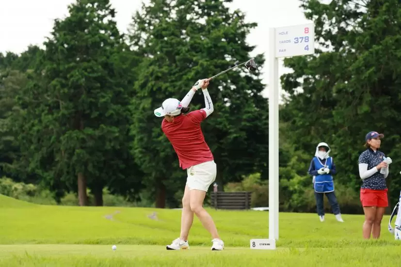 勝みなみのドライバースイング（斜め前方）連続写真【CATレディス2022】