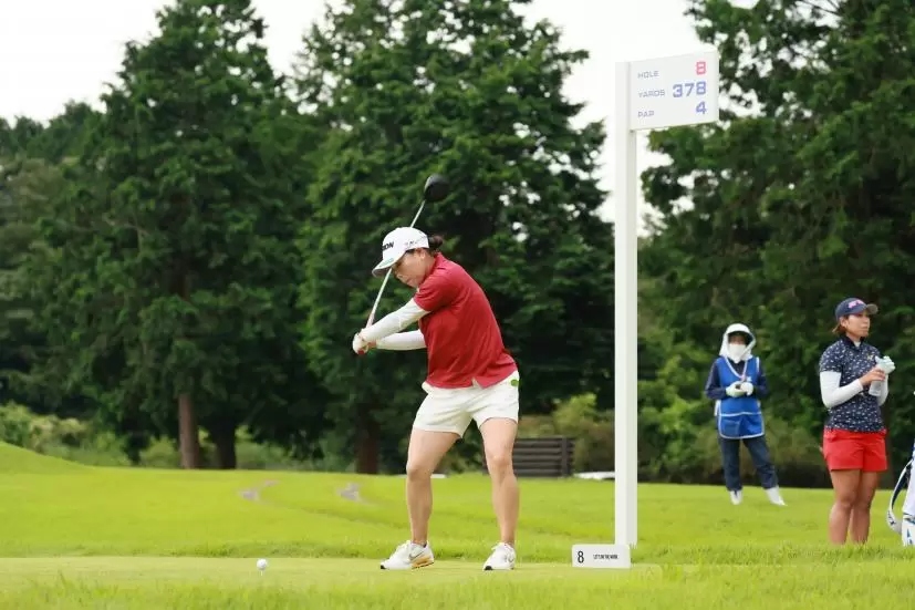 勝みなみのドライバースイング（斜め前方）連続写真【CATレディス2022】