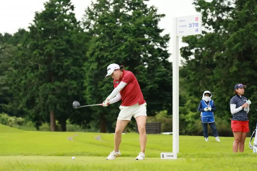 勝みなみのドライバースイング（斜め前方）連続写真【CATレディス2022】