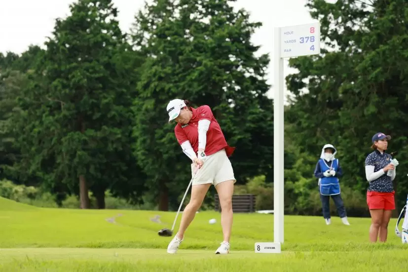 勝みなみのドライバースイング（斜め前方）連続写真【CATレディス2022】