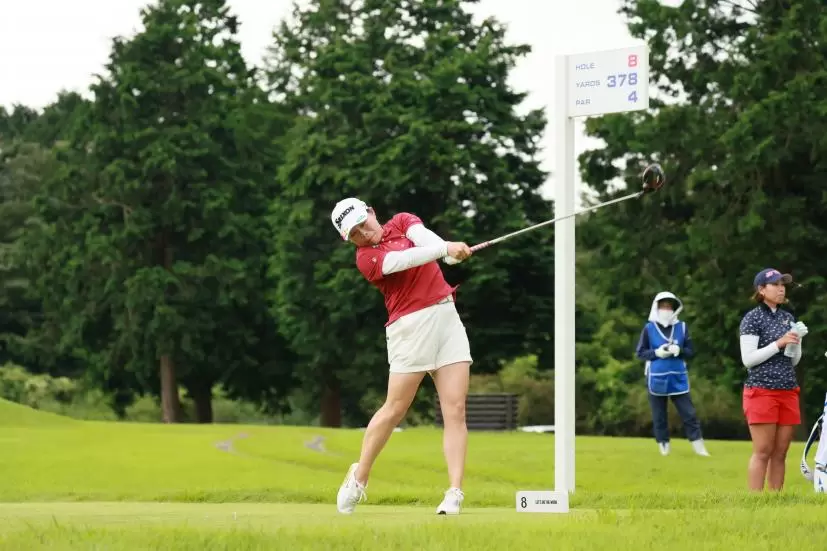 勝みなみのドライバースイング（斜め前方）連続写真【CATレディス2022】