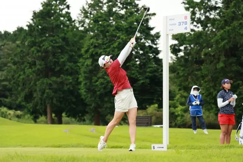 勝みなみのドライバースイング（斜め前方）連続写真【CATレディス2022】