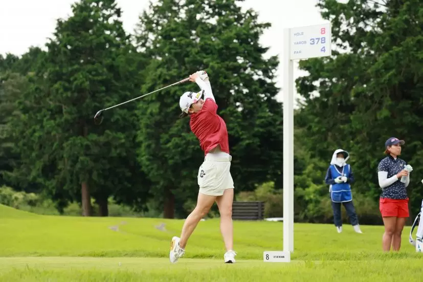 勝みなみのドライバースイング（斜め前方）連続写真【CATレディス2022】
