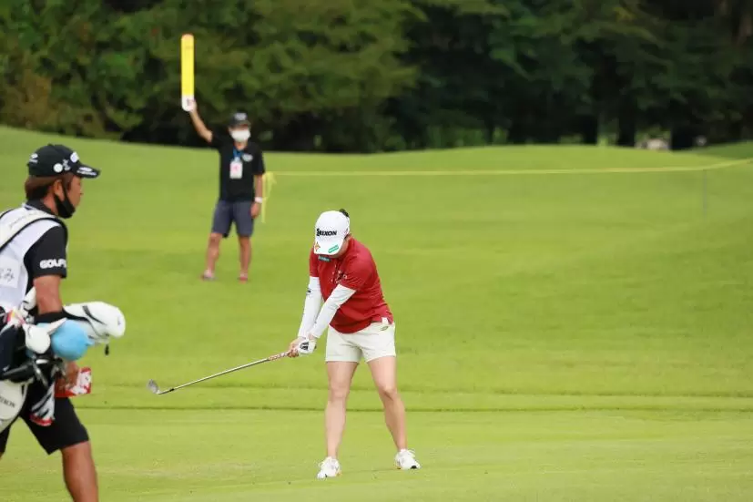 勝みなみのアプローチスイング（正面）連続写真【CATレディス2022】