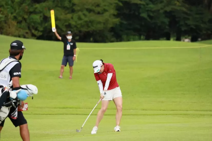 勝みなみのアプローチスイング（正面）連続写真【CATレディス2022】