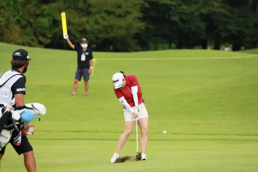 勝みなみのアプローチスイング（正面）連続写真【CATレディス2022】