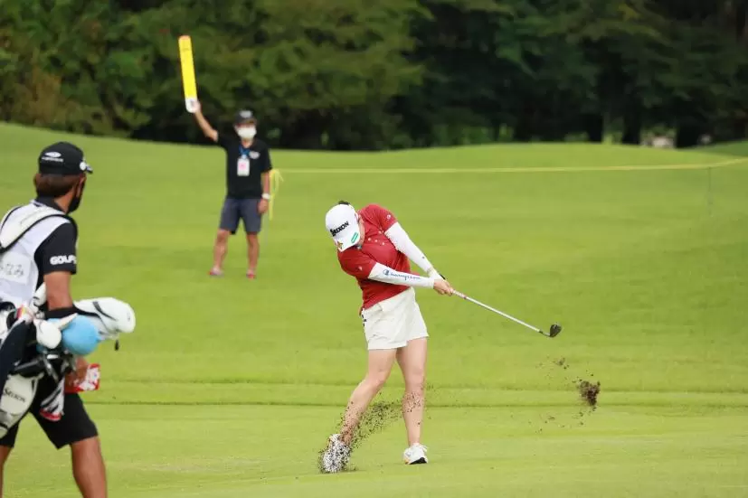 勝みなみのアプローチスイング（正面）連続写真【CATレディス2022】