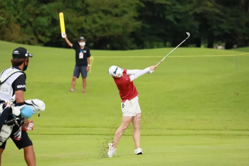 勝みなみのアプローチスイング（正面）連続写真【CATレディス2022】