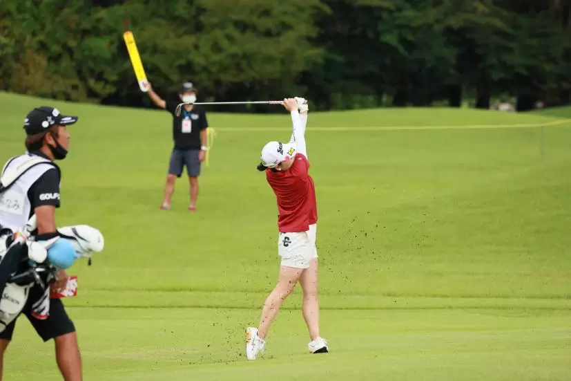 勝みなみのアプローチスイング（正面）連続写真【CATレディス2022】