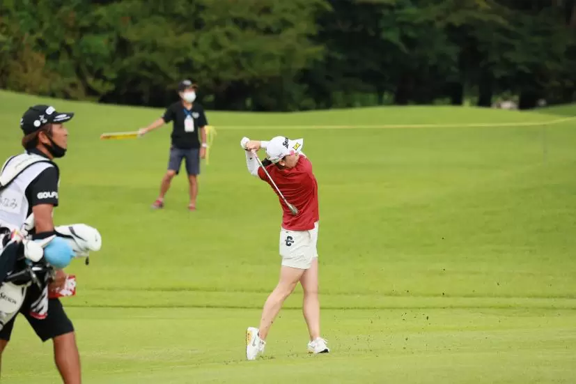 勝みなみのアプローチスイング（正面）連続写真【CATレディス2022】