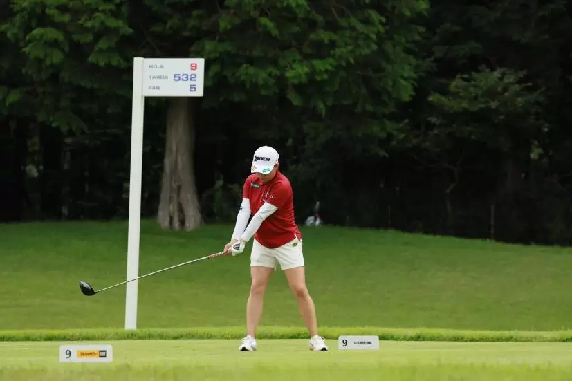 勝みなみのドライバースイング（正面）連続写真【CATレディス2022】