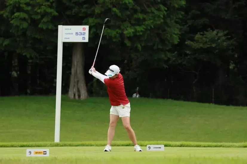 勝みなみのドライバースイング（正面）連続写真【CATレディス2022】