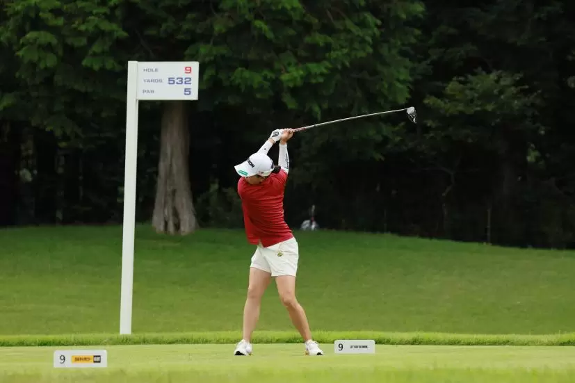 勝みなみのドライバースイング（正面）連続写真【CATレディス2022】