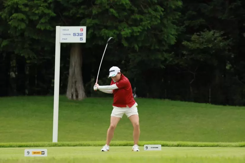 勝みなみのドライバースイング（正面）連続写真【CATレディス2022】