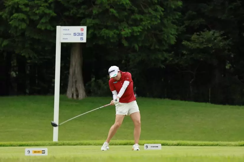 勝みなみのドライバースイング（正面）連続写真【CATレディス2022】