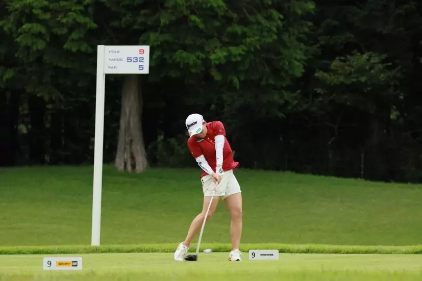 勝みなみのドライバースイング（正面）連続写真【CATレディス2022】