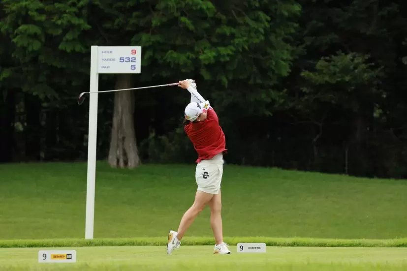 勝みなみのドライバースイング（正面）連続写真【CATレディス2022】