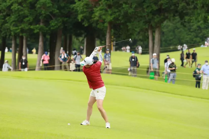 勝みなみのユーティリティスイング（左足下がり）連続写真【CATレディス2022】