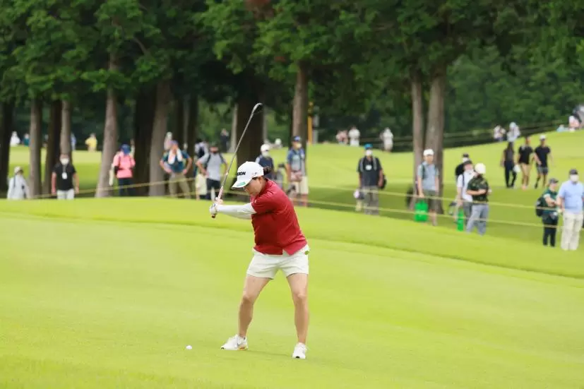 勝みなみのユーティリティスイング（左足下がり）連続写真【CATレディス2022】