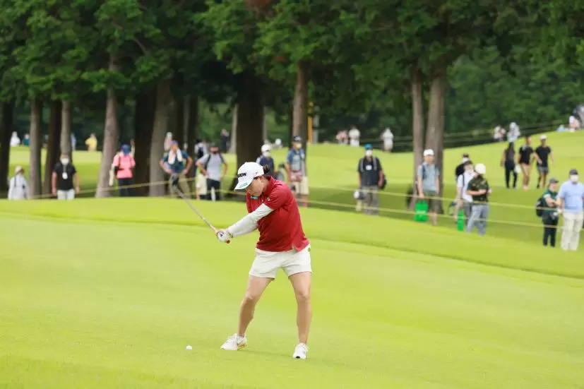 勝みなみのユーティリティスイング（左足下がり）連続写真【CATレディス2022】