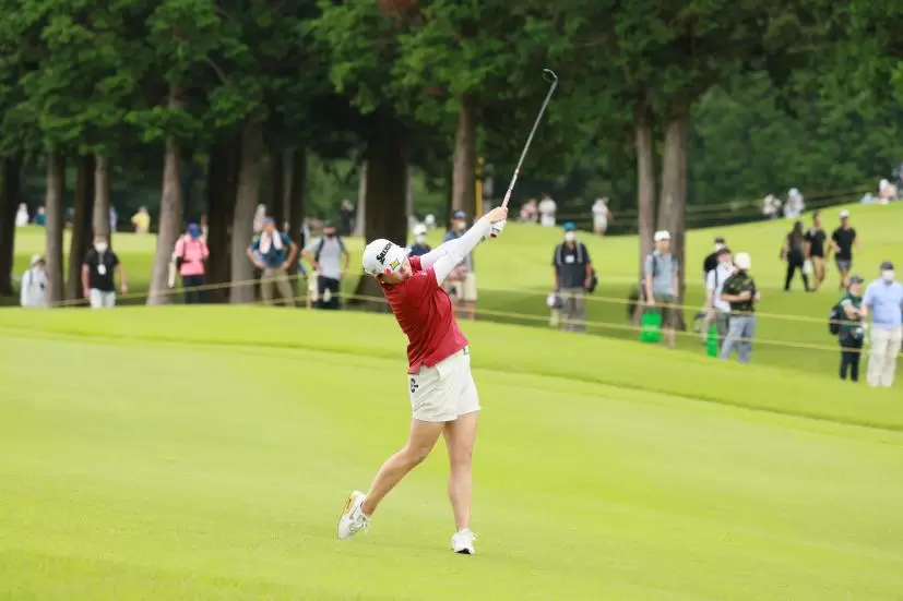 勝みなみのユーティリティスイング（左足下がり）連続写真【CATレディス2022】