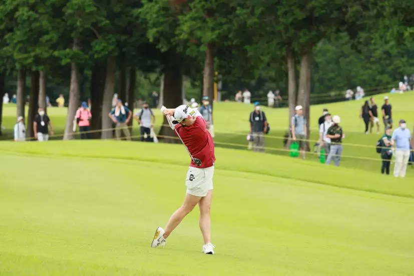 勝みなみのユーティリティスイング（左足下がり）連続写真【CATレディス2022】