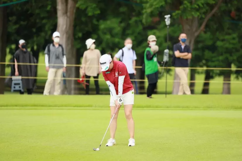 勝みなみのウェッジスイング（正面）連続写真【CATレディス2022】