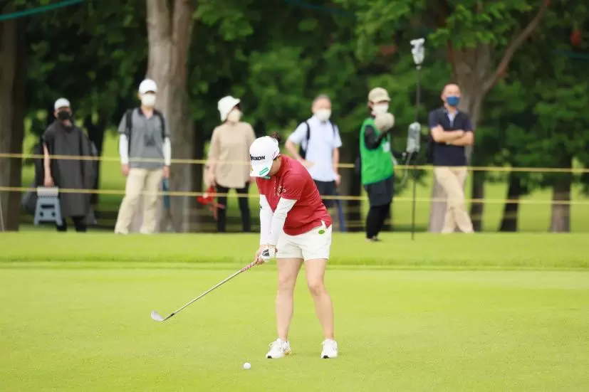 勝みなみのウェッジスイング（正面）連続写真【CATレディス2022】