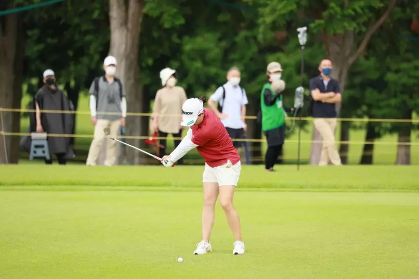 勝みなみのウェッジスイング（正面）連続写真【CATレディス2022】