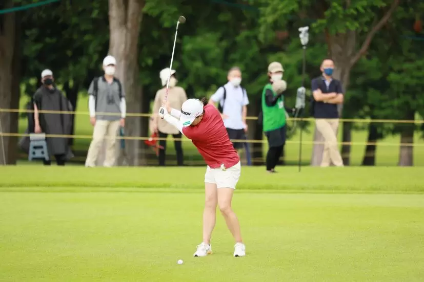 勝みなみのウェッジスイング（正面）連続写真【CATレディス2022】