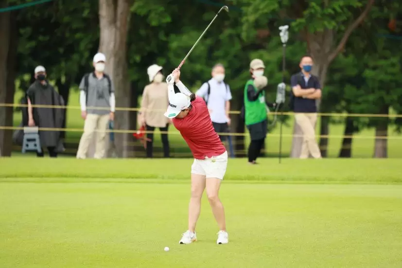 勝みなみのウェッジスイング（正面）連続写真【CATレディス2022】